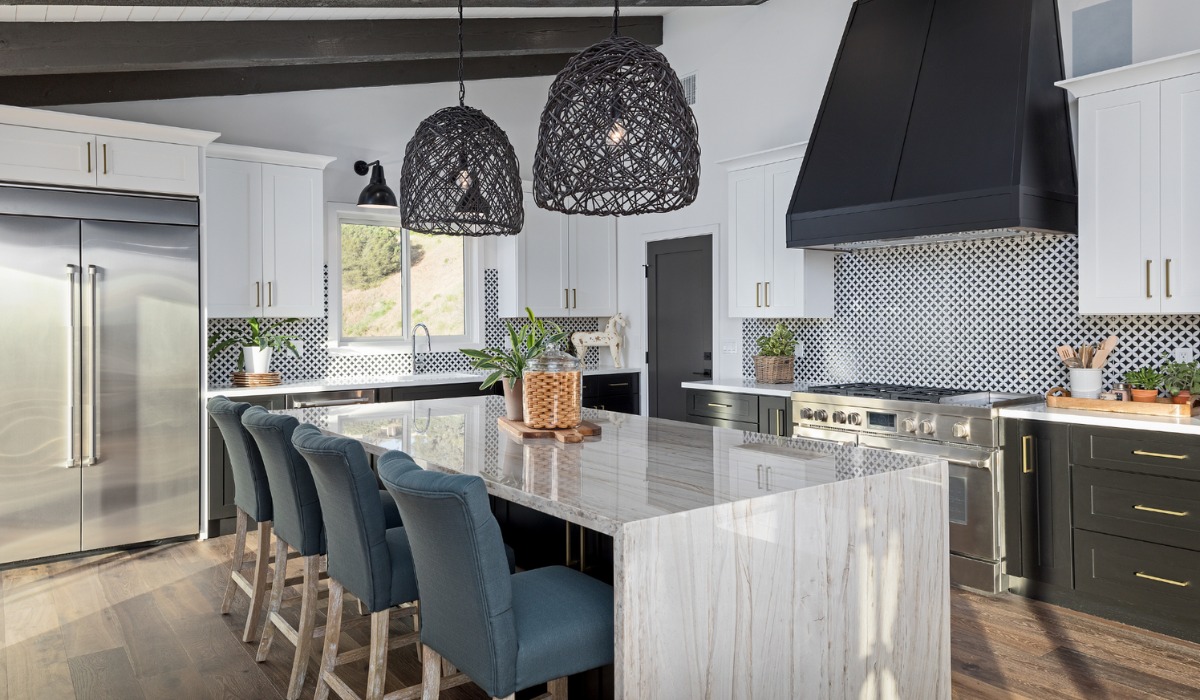 modern kitchen featuring white upper and dark lower cabinets