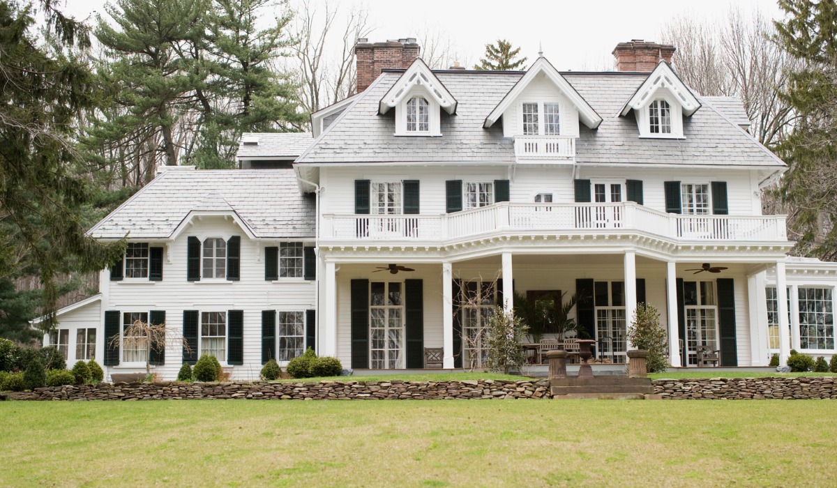 white historic mansion